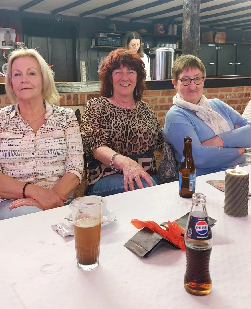 personen zitten aan tafel