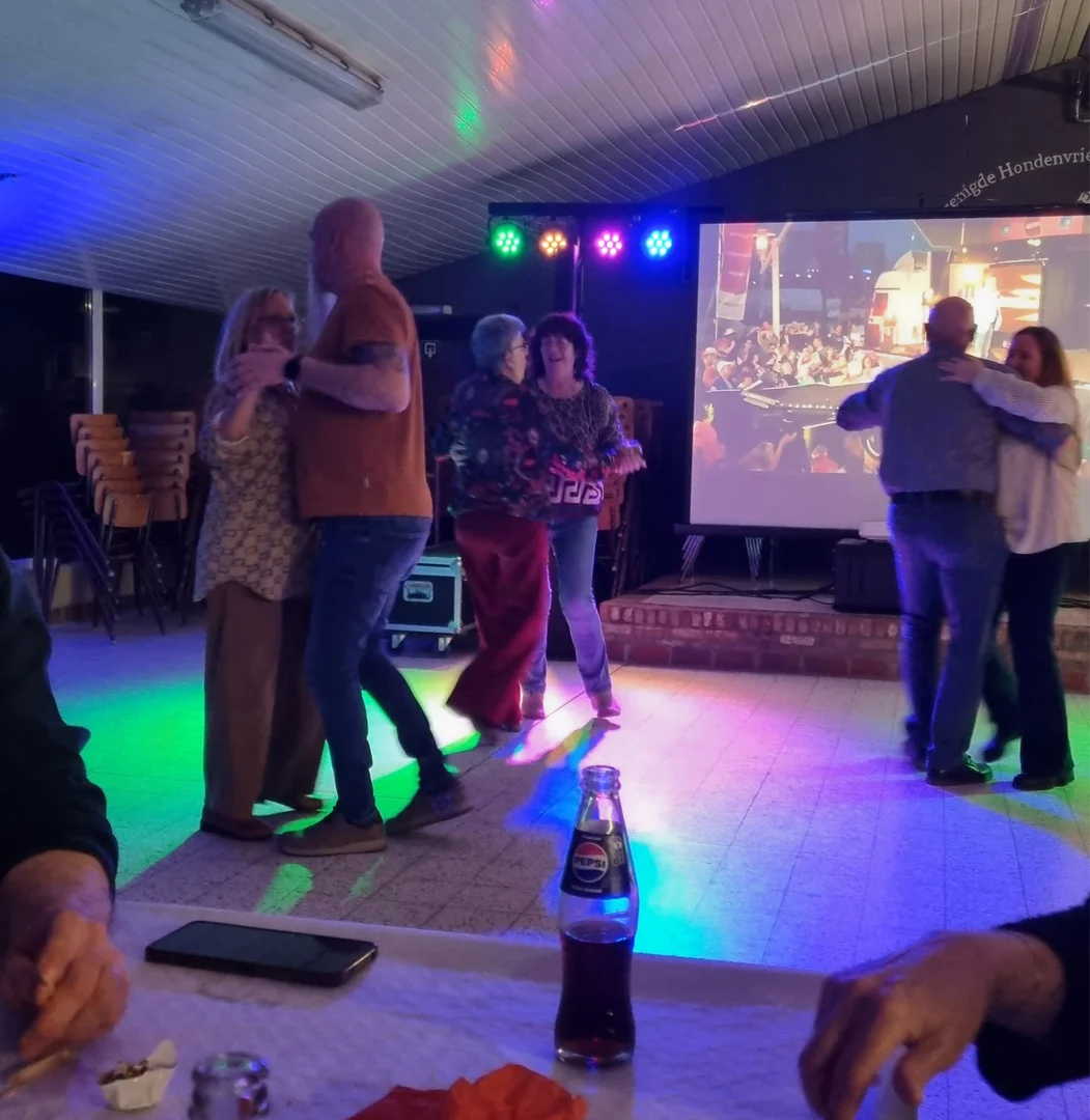 mensen dansen op de dansvloer