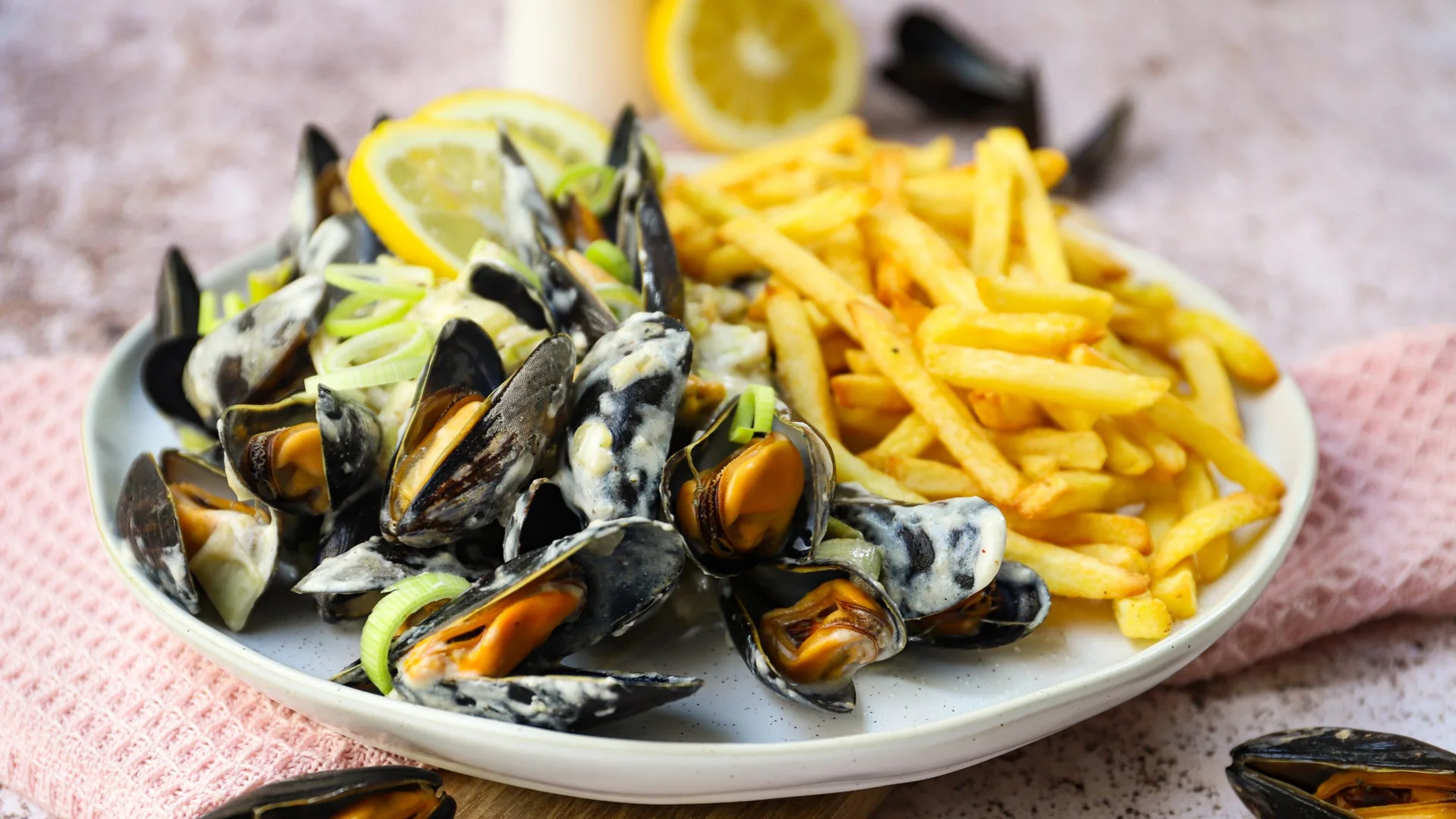 bord friet met mosselen